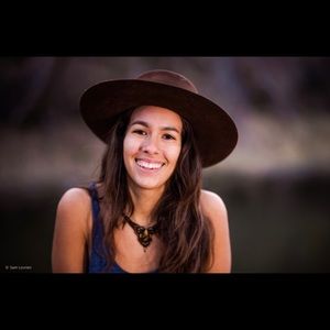 Meet your Posher, Nela